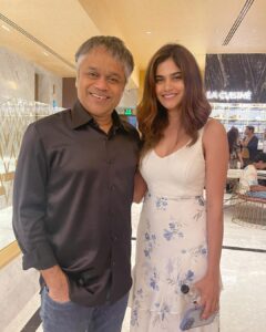 Aditi Sudhir Pohankar Instagram - Wish you a Blockbuster run #laalsinghchaddha ! Thank you so much @ajit_andhare sir for inviting me and watch this magic on screen. 

If there a universal truth and the only truth that we all live by - is Love ! No other emotion can keep us all together here and beyond, because after all we are all going back to Love. 
.
This film is nothing but Love. 
Everything about this film is Brilliant! Guys go and watch laalsinghchaddha, after a long long time I have watched a film that tore my heart and healed it with love. 
Aamir sir you are the best ! Loved loved it. 
Terrific performance @nagachaitanyaakkineni 
Loved you @monajsingh 👏🏻👏🏻👏🏻
Amazing performance @kareenakapoorkhan 
.
.
.
#laalsinghchaddha #aamirkhan #screening #lastnight 
.
.
Thank you for the picture @zenkhan, ♥️
