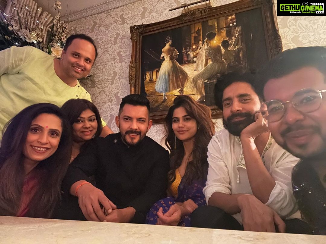Aditi Sudhir Pohankar Instagram - And the festival brings us all together like every year. I’m so grateful to have you beautiful people in my life, my friends my family, Every moment is enjoyable only when there is someone to share that moment. Thank you for being a part of this journey called life. Wish you a very happy Diwali 🪔 @divya_jagdaleofficial @niveditabhattacharya.official @iamroysanyal @chandan.kowli @jhadisha @sassysaurav @pallavikowli @adityanarayanofficial @niveditapohankar @manavkaul #diwali #festive #love #light