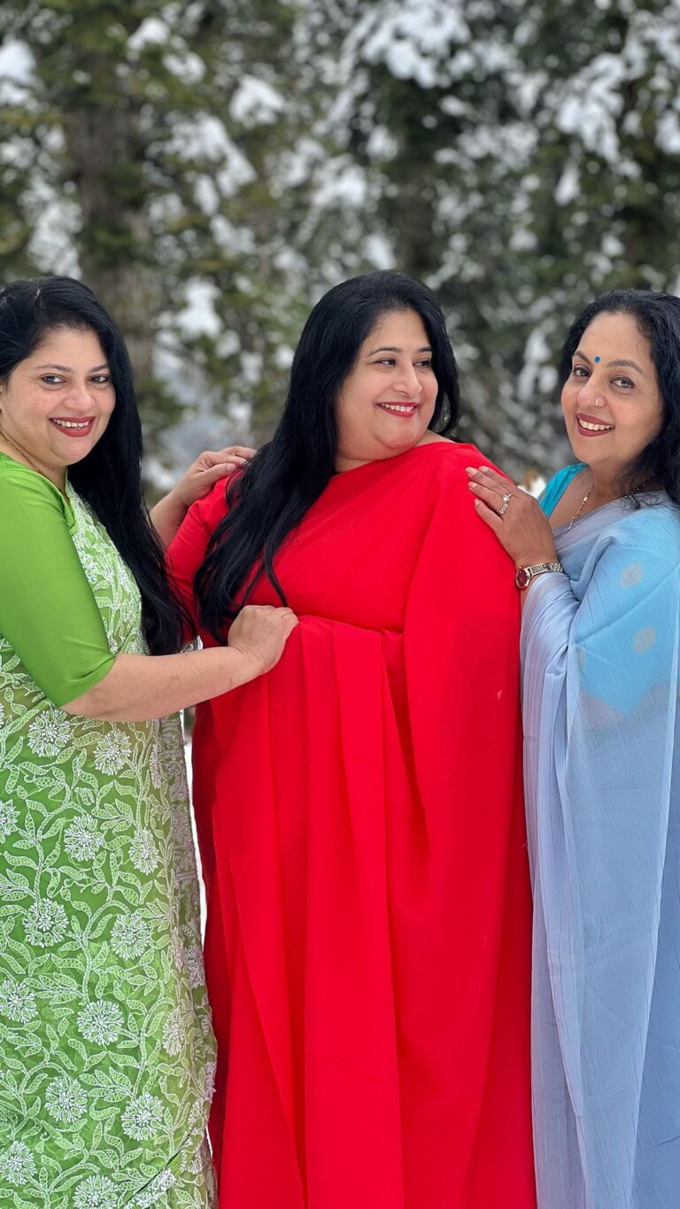 Ahana Kumar Instagram - Apparently , the greatest dream of my Mom and her Best-Friends from the time they were kids was to act in a movie and dance to a song sequence in Snow wearing a Saree. So we thought - why not bring that dream to life? 😜 Starring @sindhu_krishna__ , @hazeenaseyad and @sweetlife_from_sulus_kitchen ⭐️ Directed , Shot , Edited and some Choreography by Me 🌝 Major Choreography and some Production Design by our dance master Vikram @_diyakrishna_ 💃🏻