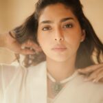 Aishwarya Lekshmi Instagram - #KUMARI promotions. Captured by my main man who is the reason why I’m in front of any camera today 📸: @akillereye , too long it has been brother! But this crossroads is pretty exciting for us allae ! Saree : @maddermuch Jewellery : @sangeetaboochra Styled by : @styledbysmiji MUAH : @rizwan_themakeupboy , you cutie!!!!