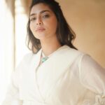 Aishwarya Lekshmi Instagram - #KUMARI promotions. Captured by my main man who is the reason why I’m in front of any camera today 📸: @akillereye , too long it has been brother! But this crossroads is pretty exciting for us allae ! Saree : @maddermuch Jewellery : @sangeetaboochra Styled by : @styledbysmiji MUAH : @rizwan_themakeupboy , you cutie!!!!