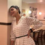 Aishwarya Lekshmi Instagram – For the love of Cinema 🤍

@styledbysmiji in @kharakapas for #KUMARI promotions . 

📸 : @fasalhameed Shenoys Cinema