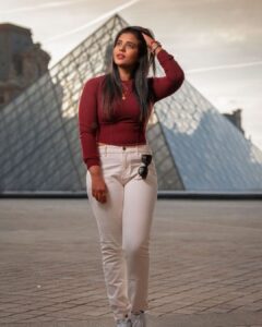 Aishwarya Rajesh Instagram - Laugh as much as you breathe. 
Love as long as you live. 
Photography @anandstudiosfr 
#louvremuseum #parisfrance @skylife_harmony