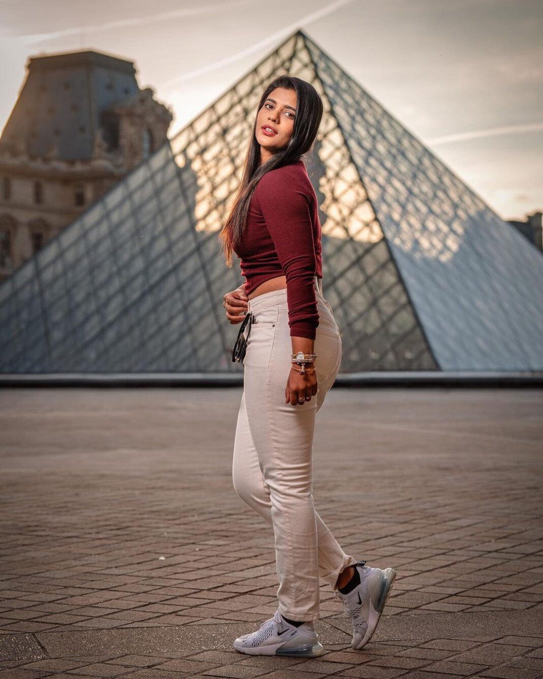 Aishwarya Rajesh Instagram - Laugh as much as you breathe.
Love as long as you live.
Photography @anandstudiosfr
#louvremuseum #parisfrance @skylife_harmony Aishwarya Rajesh Instagram - Laugh as much as you breathe. Love as long as you live. Photography @anandstudiosfr #louvremuseum #parisfrance @skylife_harmony
