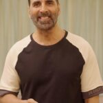 Akshay Kumar Instagram - Mere hairstylist Shiva ko toh nahi pata. Kya aap guess kar sakte ho kya naya aane wala hai? Batao jaldi