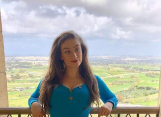 Amber Doig Thorne Instagram - There’s no reason to look back when you have so much to look forward to❤️Who else is counting down the days till 21st June?✈️🍿⚽️ The last year has been incredibly tough for all of us but I finally feel as though there is light at the end of the tunnel! ☀️🙏🏻 What are you most looking forward to once the lockdown is over?🎭🏀🎟 I AM SO EXCITED to be able to go to the cinema again (it’s usually my second home) 🍿, to be able to see and hug other people again 🤗 and finally go travelling - I never thought I’d actually miss plane food, but I weirdly do 😂 📍 Photo taken in Mdina, Malta in 2019 #malta #mdina #malta🇲🇹 #21stjune #maltaphotography #maltagram #21june #june21st #june21 #positivethoughtsonly