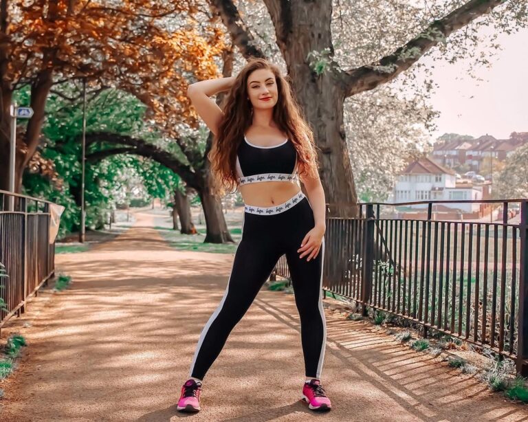 Amber Doig Thorne Instagram - I‘ve partnered with @Noom to finally start the fitness goals that I’ve set myself (yet failed to complete, every year since 2010) and start a fitness routine and eat healthier! 💚🏃🏻‍♀‍🍏 . I am terrible for putting things off - especially if I know they're going to be difficult! Creating a fitness regime is something i have been meaning to do for a DECADE - but the time has never been right 😅 . Anyone who has met me knows that I love junk food. I don't like water (it smells odd), vegetables taste funny🥦, and it's rare I actually eat fruit 🍉; it has taken 130 days of lockdown, but I've realised that I need to change! 🙌🏻 . I recently downloaded Noom so I can start making small changes to my daily habits, in order to reach my fitness and wellbeing goals ☺️ . I'm going to build up to exercising 5 days a week and change my diet in order to hit my Big Picture Goal. 💪🏻🍽 I am so excited to start this journey, and I can't wait to update you all on how I'm doing along the way! . In the meantime, do you have any tips on getting fit and starting a healthy diet?🍴🍎🏋🏻‍♀️🚴🏻‍♀️ . 📍 Finsbury Park, London . #NoomNation #Noom #fitness #fitnessjourney #ad North London, UK