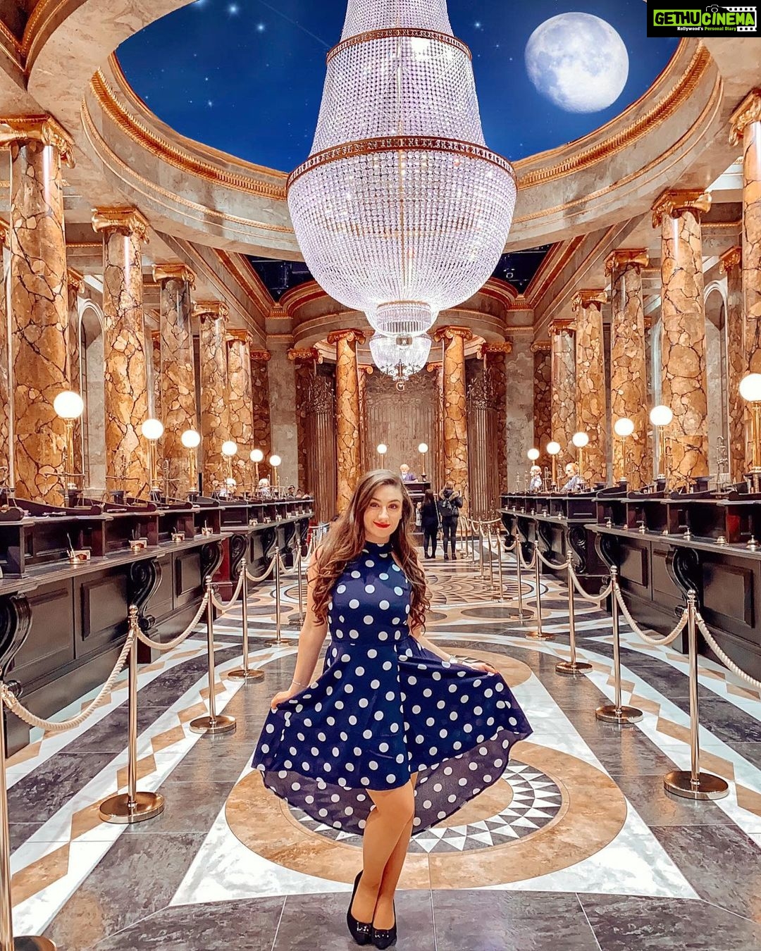 Amber Doig Thorne Instagram - Shoot for the moon - even if you miss, youโll land among the stars โญ๏ธ๐๐ . How has your week been so far? ๐ค๐ . Sorry for being quiet on here recently - there was a fire in my family home a few weeks ago ๐ฅบ The smoke and ash from the fire went through our entire house so itโs been a bit of a nightmare cleaning everything! ๐ซ Weโve still got a lot to do, but weโre on our way ๐๐ป . On a happier note, I just found this really cute photo from the Gringotts Bank ๐ฆ ๐ฅฐ I am OBSESSED with Harry Potter โก๏ธ Iโd be in Gryffindor, what house would you be? โค๏ธ๐๐๐ ๐Harry Potter Studio Tour, London #harrypotter #hogwarts #gryffindor #slytherin #hufflepuff #ravenclaw #wizardingworld #potterhead #gringotts #wizardingworldofharrypotter #jkrowling #gringottsbank