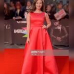 Amber Doig Thorne Instagram - I’m such a movie geek 🤓😍 I love curling up on the sofa & having a movie marathon 🙊 What’s your favourite film from 2019 so far? 🤔 . Here’s some fun pics from The King premiere I went to recently, also bumped into Timothee Chalamet on the red carpet - he’s such a sweetheart! 🥰🙈 . 📸 Photo taken at The King World Premiere ⭐️ . 👗 My gorgeous dress is from @malliny_mln 😍 Check out their page for more beautiful designs ❤️ . #theking #lff @britishfilminstitute #ambzdt @tchalamet #timotheechalamet #thekingpremiere