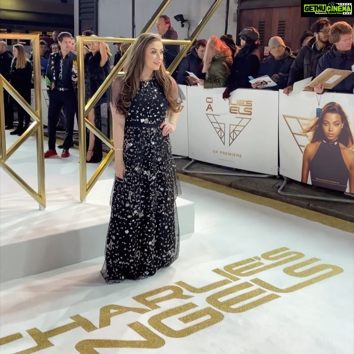 Amber Doig Thorne Instagram - What’s your favourite day? Mine is Wednesday - there’s still time to get through my to do list, but the weekend isn’t too far away! 😍 📸 Photo taken at the #CharliesAngels UK Premiere ⭐️ Check out my YouTube Channel to see my Exclusive Behind The Scenes Visit to the @charliesangels Movie Set! 💙Dress: @phaseeight 💚Photos by: @gettyimages #charliesangels2019 #filmpremiere #moviepremiere #londonpremiere #PhaseEightStyle Mayfair, London