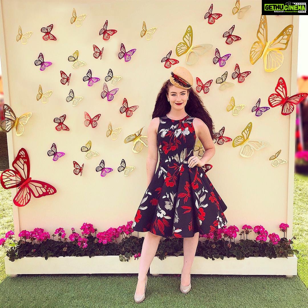 Amber Doig Thorne Instagram - Itβs not every day you go to the races with a burger on your head ππ @burgerking.uk Whatβs your favourite food? ππ π: @coast_stores Royal Ascot