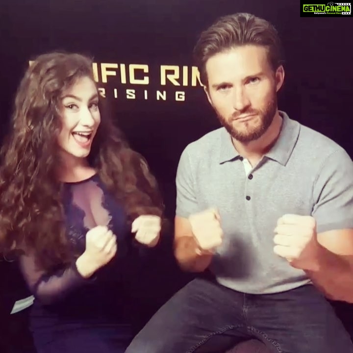 Amber Doig Thorne Instagram - Messing around with Scott Eastwood! Video link in bio ๐ #PacificRimUprising Whatโs your favourite robot film? ๐ค๐ค