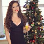 Amber Doig Thorne Instagram - Merry Christmas Everyone!! 🎁🎄🎉 What did you ask for this Christmas? 🎅🏼 Dress: @lipsylondon York