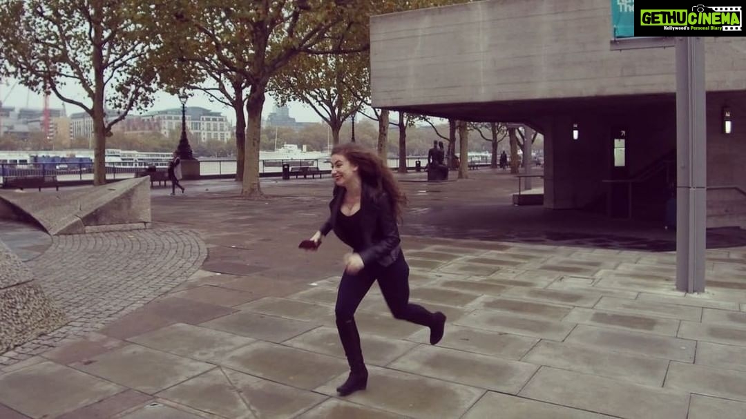 Amber Doig Thorne Instagram - I’m just happy @Joe_Charman didn’t break my phone!! 😅Thanks to @Tech21Official for the case! The #DropMoreCareLess Challenge!! 💪🏼 London, United Kingdom