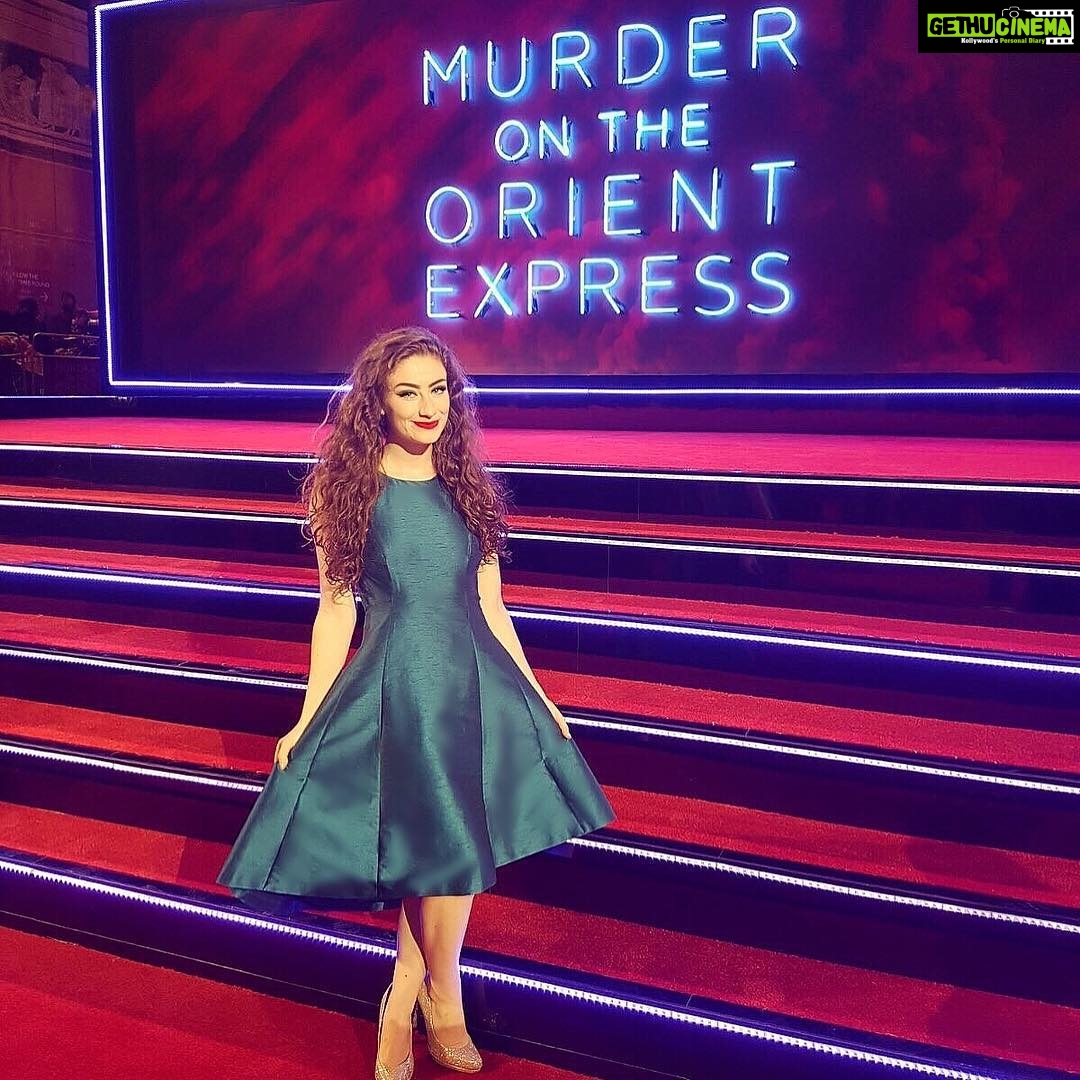 Amber Doig Thorne Instagram - #OrientExpressLive World Premiere 🚂 What’s your favourite film? 🤔 Dress: @coast_stores Royal Albert Hall