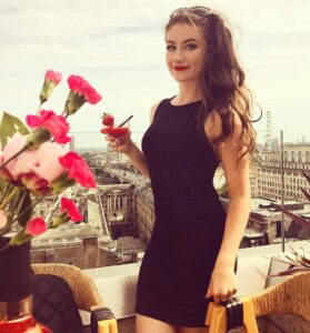 Amber Doig Thorne Instagram - What TV shows are you excited for? 🤔 I’m buzzing watch for #MTVSingleAF 😍 #rooftopbar #londonrooftop