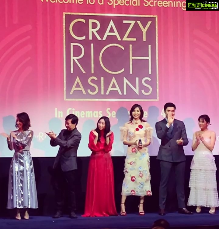 Amber Doig Thorne Instagram - #CrazyRichAsians really opened my eyes to a different culture 😍 Great night at the premiere! Where are you from? 🌍✈️ Dress: @houseofcb 📸 @crazyrichasians UK Premiere 🤩 Ham Yard Hotel