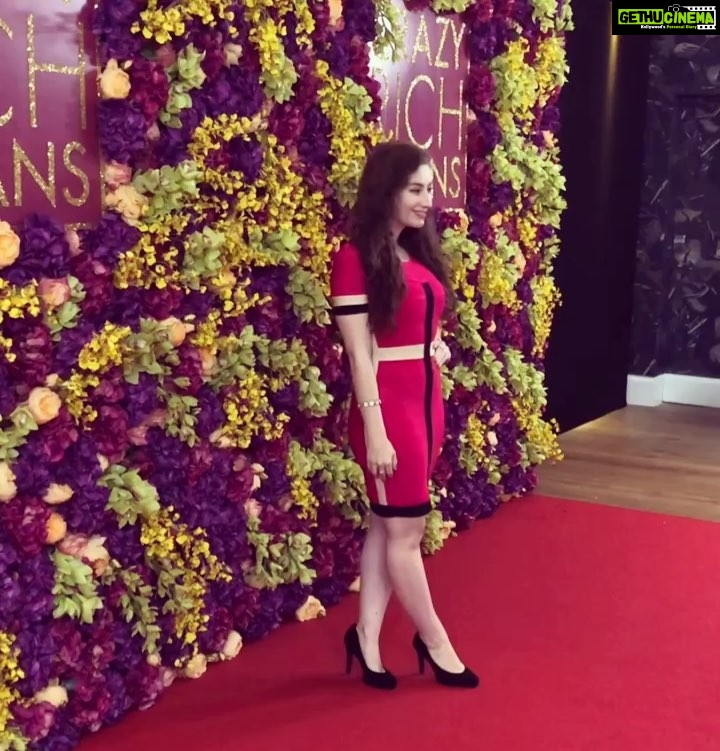 Amber Doig Thorne Instagram - #CrazyRichAsians really opened my eyes to a different culture π Great night at the premiere! Where are you from? πβοΈ Dress: @houseofcb πΈ @crazyrichasians UK Premiere π€© Ham Yard Hotel