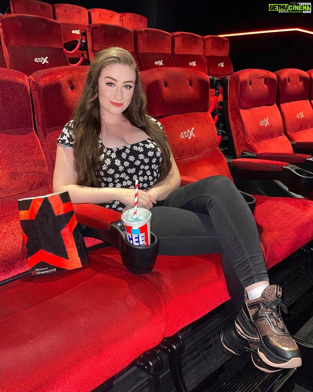 actress-amber-doig-thorne-hd-photos-and-wallpapers-december-2021