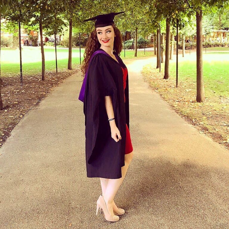 Amber Doig Thorne Instagram - So proud to say I've graduated with a BSC in Theoretical Physics from University College London! 👩🏻‍🎓 #ClassOf2017🎓