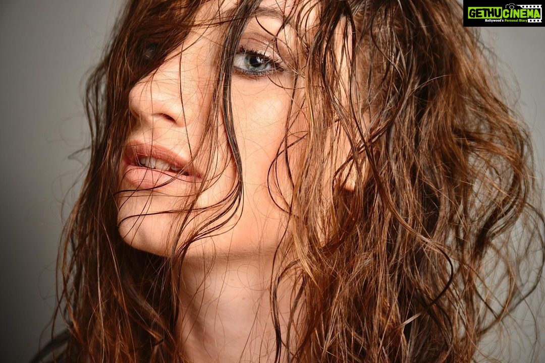Amber Doig Thorne Instagram - Messy hair, don’t care 🙈😍 What’s your favourite thing about this Summer so far?☀️ Mine is the HEAT 🔥 Can’t believe it’s been a month since I last posted on Instagram 😯 In that time I’ve travelled to San Diego Comic Con (which was AMAZING), visited Tenerife and had some much needed time off social media! ✈️ 😴 🛌 What have you been up to? Got an exciting month coming up - shooting some new feature films, which I can’t wait to share with you! Keep an eye on my stories for Behind the Scenes 😍 #summer #summervibes #summertime #summerholidays #summerhair #summer2022 #messyhair #messyhairdontcare #messyhairstyle #messyhairs #messyhairdontcare💁 #messyhairday #messyhairdo Manor House, London