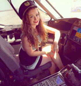 Amber Doig Thorne Instagram - They totally let me fly the plane back from LA ✈️🙌🏼😂 Thank you @virginatlantic ❤️