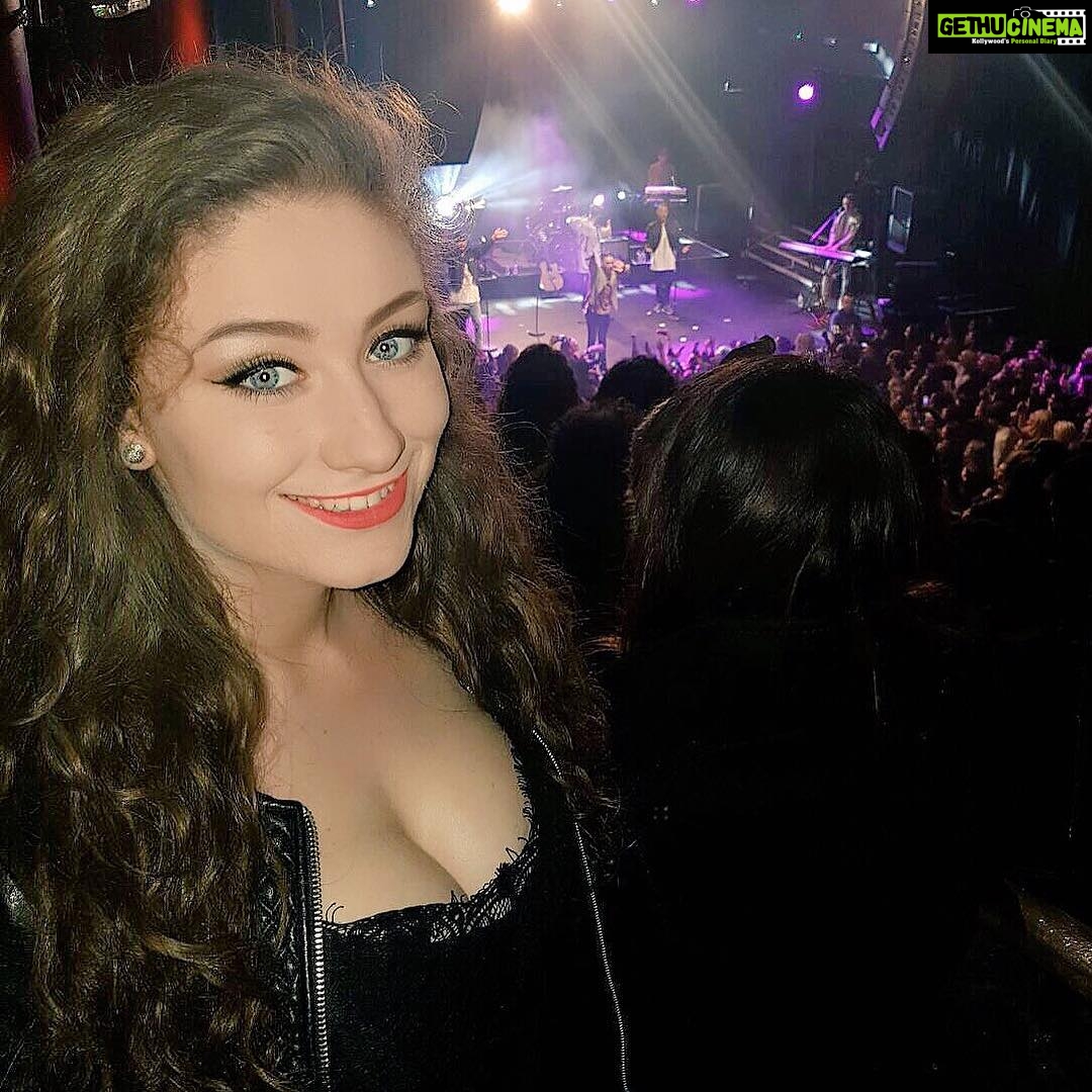 Amber Doig Thorne Instagram - Great night watching @miclowry 🙌🏼 Thank you @polydorrecords for the invite ❤️