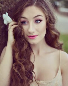 Amber Doig Thorne Instagram - Missing the summer weather 🌷☀️🌺 #LondonMakeupSchool