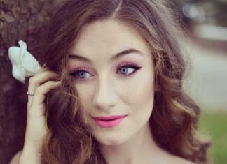 Amber Doig Thorne Instagram - Missing the summer weather 🌷☀️🌺 #LondonMakeupSchool