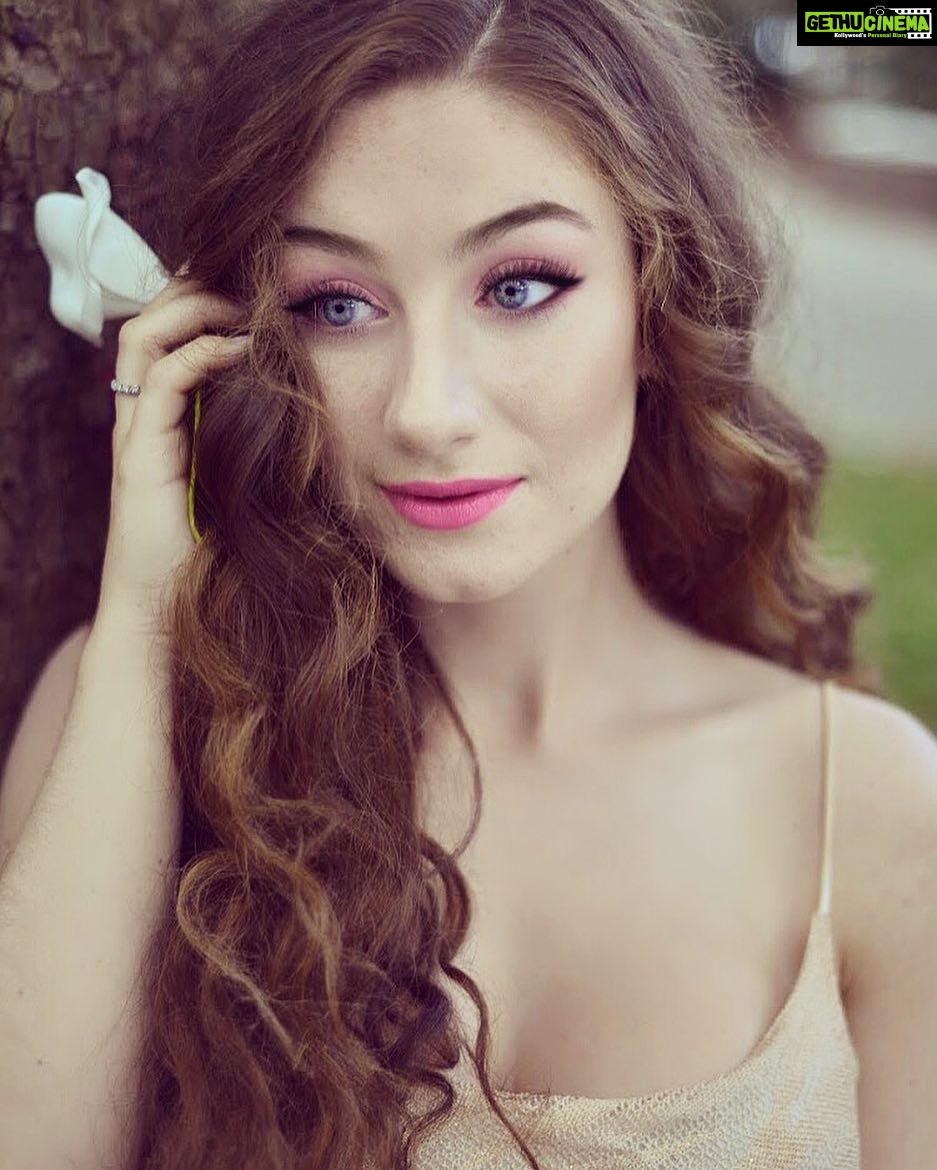 Amber Doig Thorne Instagram - Missing the summer weather 🌷☀️🌺 #LondonMakeupSchool
