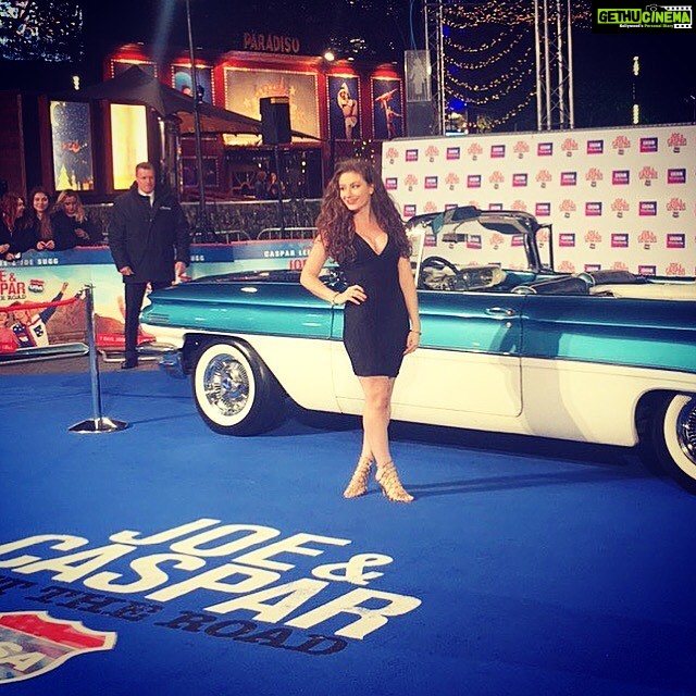 Amber Doig Thorne Instagram - Premiere Vibes Are The Best Vibes 🙌🏼 Leicester Square