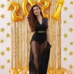 Amber Doig Thorne Instagram - HAPPY NEW YEAR 2️⃣0️⃣2️⃣1️⃣! 🥳 12 new chapters, 365 new chances ❤️ All dressed up with nowhere to go - 2020 in a nutshell 😅 Seriously though, thank you to banana bread and my sweatpants for helping me get through 2020 😂 What are your favourite memories from 2020? 🥰 2020 really dropped the ball this past year (*pun intended*), so I wish you all a wonderful, healthy, happy, successful and beautiful 2021! #newyear #newyearseve #newyearnewme #newyear2021 #newyearsresolution #2021 #newyearnewyou #newyearnewgoals Thủy Mộc Hương