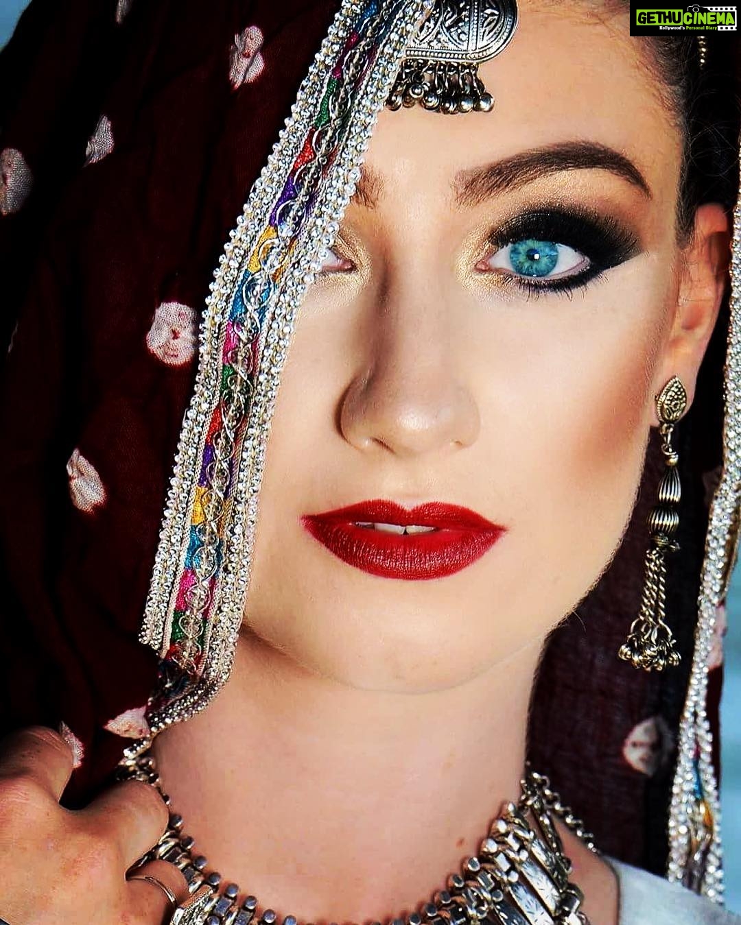 Amber Doig Thorne Instagram - Being Rajasthani for the day 🇮🇳 📸 By @sultanrahi5566