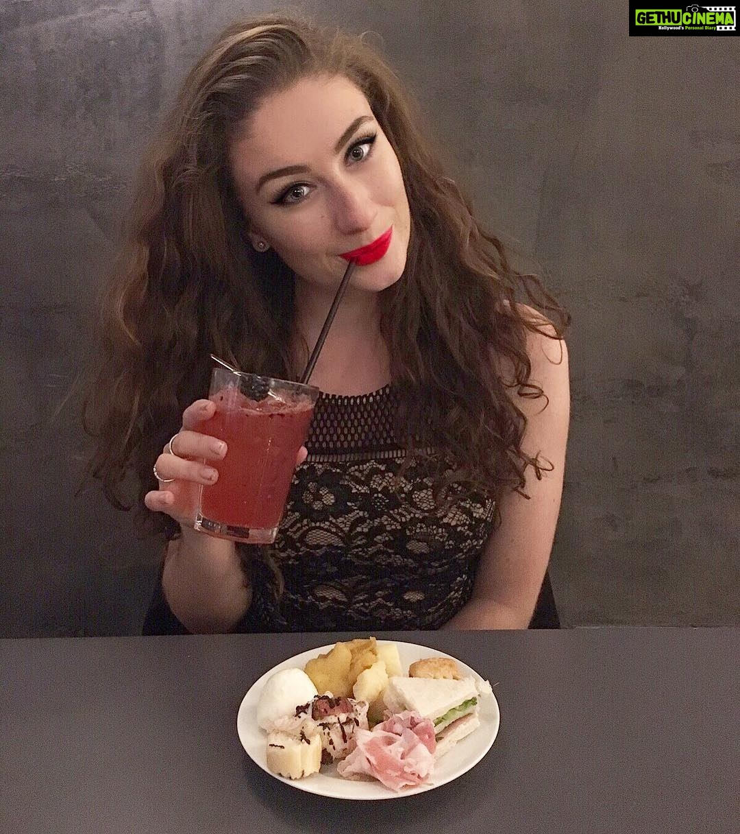 Amber Doig Thorne Instagram - Having such a lovely time in Milan, thank you to @uclwinf for organising such an amazing trip! 🇮🇹❤️✈️ #aperitivo #milano #italia