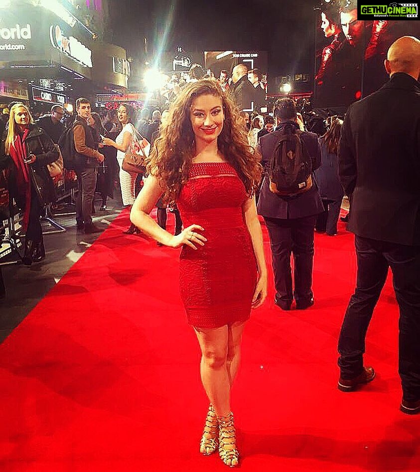 Amber Doig Thorne Instagram - Throwback to the @jackreacher sequel premiere with @paramountuk 🙃 #jackreacherthemovie