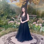 Amber Doig Thorne Instagram - The Rings Of Power World Premiere 🖤 Are you a LOTR fan? 🧝‍♂️ 😍 Had the most amazing time at the premiere and after party - enjoying watching the first 2 episodes alongside the cast of the film and Jeff Bezos (casual) 👀🤣 I was a huge fan of the Lord of The Rings films growing up - I lived in New Zealand when and second films came out and everyone at my school was obsessed with them! So being able to spend time with the cast in San Diego, and now again in London - is a dream come true 😍 Thank you to @primevideouk for such a wonderful experience 🥰 The Rings of Power is coming to Prime Video on September 2nd! ❤️ #PrimeVideoCreator #TheRingsOfPower @LOTRonPrime @PrimeVideoUK @primevideo #ringsofpower #lordoftherings #lotr #TheLordOfTheRings #TheRingsOfPower #lotredit #lotrcosplay #lotrfan #lordoftheringsfan #lordoftheringstrilogy #amberdoigthorne #ambzdt #tolkien #tolkienfan #tolkienmovie #tolkientribe #tolkienite #fantasybooks #fantasycreature #fantasyworld #fantasybook #cosplayofinstagram #filmpremiere #moviepremiere #redcarpet #redcarpetdress #redcarpetstyle #redcarpetmakeup #redcarpetlook Middle Earth