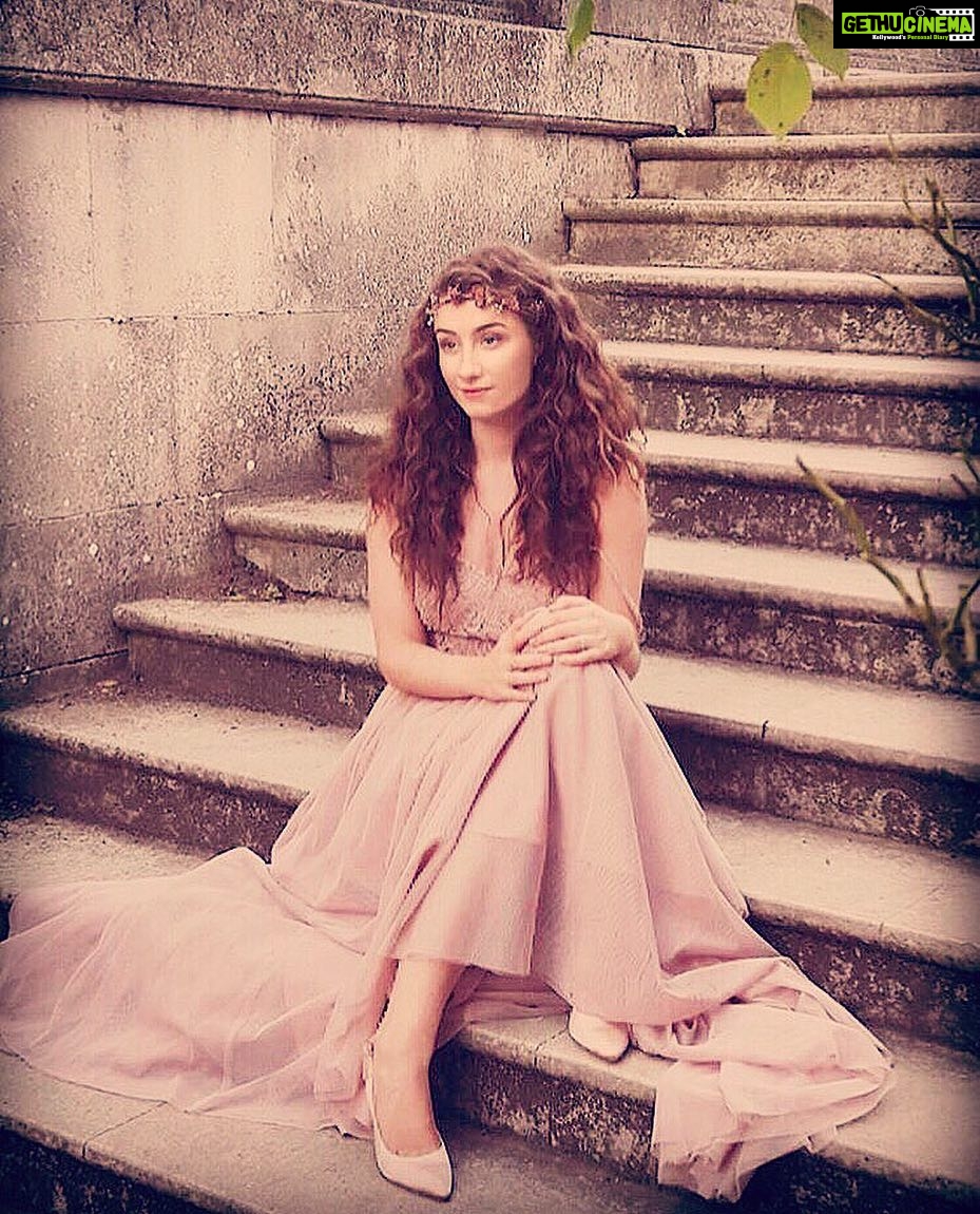 Amber Doig Thorne Instagram - Bridal shoot 👰🏻