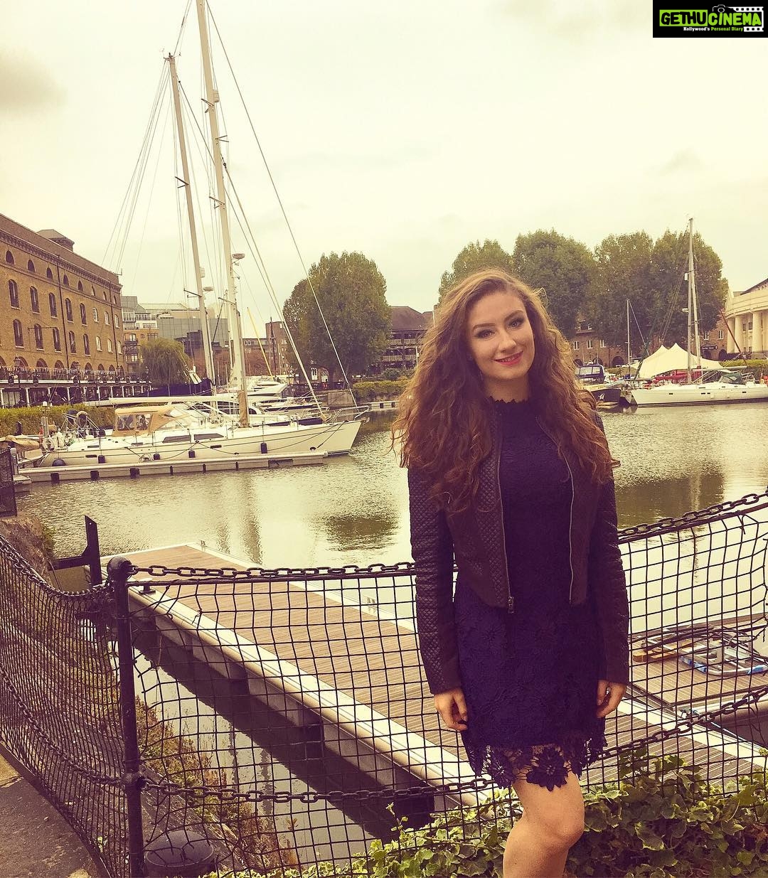 Amber Doig Thorne Instagram - Birthday chilling in London Town 🎉🇬🇧🎁