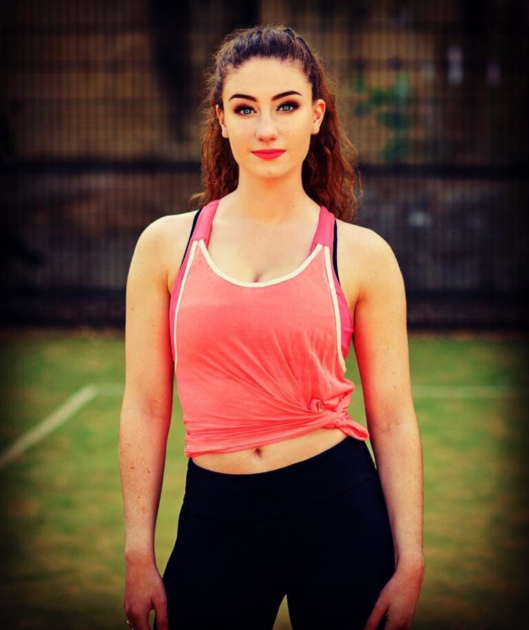 Amber Doig Thorne Instagram - Sporty vibes 😎🚵🏻‍♀️🏑