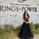 Amber Doig Thorne Instagram - The Rings Of Power World Premiere 🖤 Are you a LOTR fan? 🧝‍♂ 😍 Had the most amazing time at the premiere and after party - enjoying watching the first 2 episodes alongside the cast of the film and Jeff Bezos (casual) 👀🤣 I was a huge fan of the Lord of The Rings films growing up - I lived in New Zealand when and second films came out and everyone at my school was obsessed with them! So being able to spend time with the cast in San Diego, and now again in London - is a dream come true 😍 Thank you to @primevideouk for such a wonderful experience 🥰 The Rings of Power is coming to Prime Video on September 2nd! ❤ #PrimeVideoCreator #TheRingsOfPower @LOTRonPrime @PrimeVideoUK @primevideo #ringsofpower #lordoftherings #lotr #TheLordOfTheRings #TheRingsOfPower #lotredit #lotrcosplay #lotrfan #lordoftheringsfan #lordoftheringstrilogy #amberdoigthorne #ambzdt #tolkien #tolkienfan #tolkienmovie #tolkientribe #tolkienite #fantasybooks #fantasycreature #fantasyworld #fantasybook #cosplayofinstagram #filmpremiere #moviepremiere #redcarpet #redcarpetdress #redcarpetstyle #redcarpetmakeup #redcarpetlook Middle Earth
