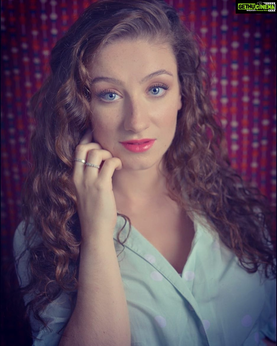 Amber Doig Thorne Instagram - Curly hair don't care 😎