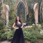 Amber Doig Thorne Instagram - The Rings Of Power World Premiere 🖤 Are you a LOTR fan? 🧝‍♂️ 😍 Had the most amazing time at the premiere and after party - enjoying watching the first 2 episodes alongside the cast of the film and Jeff Bezos (casual) 👀🤣 I was a huge fan of the Lord of The Rings films growing up - I lived in New Zealand when and second films came out and everyone at my school was obsessed with them! So being able to spend time with the cast in San Diego, and now again in London - is a dream come true 😍 Thank you to @primevideouk for such a wonderful experience 🥰 The Rings of Power is coming to Prime Video on September 2nd! ❤️ #PrimeVideoCreator #TheRingsOfPower @LOTRonPrime @PrimeVideoUK @primevideo #ringsofpower #lordoftherings #lotr #TheLordOfTheRings #TheRingsOfPower #lotredit #lotrcosplay #lotrfan #lordoftheringsfan #lordoftheringstrilogy #amberdoigthorne #ambzdt #tolkien #tolkienfan #tolkienmovie #tolkientribe #tolkienite #fantasybooks #fantasycreature #fantasyworld #fantasybook #cosplayofinstagram #filmpremiere #moviepremiere #redcarpet #redcarpetdress #redcarpetstyle #redcarpetmakeup #redcarpetlook Middle Earth