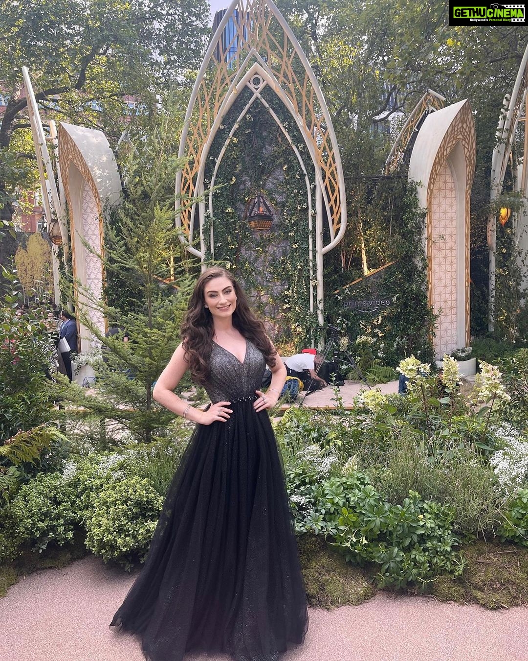Amber Doig Thorne Instagram - The Rings Of Power World Premiere 🖤 Are you a LOTR fan? 🧝♂️ 😍 Had the most amazing time at the premiere and after party - enjoying watching the first 2 episodes alongside the cast of the film and Jeff Bezos (casual) 👀🤣 I was a huge fan of the Lord of The Rings films growing up - I lived in New Zealand when and second films came out and everyone at my school was obsessed with them! So being able to spend time with the cast in San Diego, and now again in London - is a dream come true 😍 Thank you to @primevideouk for such a wonderful experience 🥰 The Rings of Power is coming to Prime Video on September 2nd! ❤️ #PrimeVideoCreator #TheRingsOfPower @LOTRonPrime @PrimeVideoUK @primevideo #ringsofpower #lordoftherings #lotr #TheLordOfTheRings #TheRingsOfPower #lotredit #lotrcosplay #lotrfan #lordoftheringsfan #lordoftheringstrilogy #amberdoigthorne #ambzdt #tolkien #tolkienfan #tolkienmovie #tolkientribe #tolkienite #fantasybooks #fantasycreature #fantasyworld #fantasybook #cosplayofinstagram #filmpremiere #moviepremiere #redcarpet #redcarpetdress #redcarpetstyle #redcarpetmakeup #redcarpetlook Middle Earth