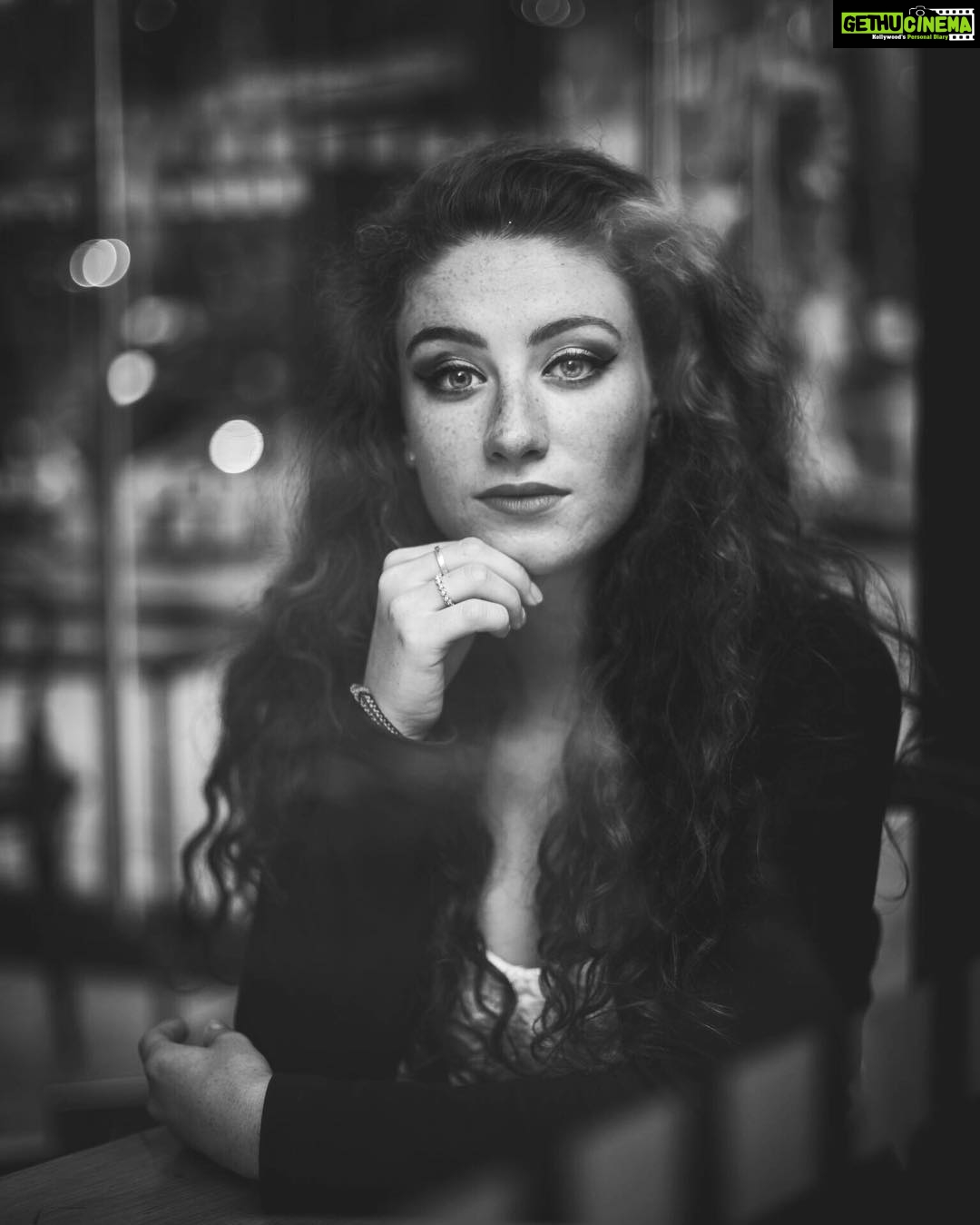 Amber Doig Thorne Instagram - Late night shoot vibes 🌚