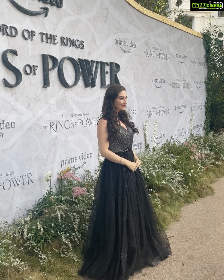 Amber Doig Thorne Instagram - The Rings Of Power World Premiere 🖤 Are you a LOTR fan? 🧝♂️ 😍 Had the most amazing time at the premiere and after party - enjoying watching the first 2 episodes alongside the cast of the film and Jeff Bezos (casual) 👀🤣 I was a huge fan of the Lord of The Rings films growing up - I lived in New Zealand when and second films came out and everyone at my school was obsessed with them! So being able to spend time with the cast in San Diego, and now again in London - is a dream come true 😍 Thank you to @primevideouk for such a wonderful experience 🥰 The Rings of Power is coming to Prime Video on September 2nd! ❤️ #PrimeVideoCreator #TheRingsOfPower @LOTRonPrime @PrimeVideoUK @primevideo #ringsofpower #lordoftherings #lotr #TheLordOfTheRings #TheRingsOfPower #lotredit #lotrcosplay #lotrfan #lordoftheringsfan #lordoftheringstrilogy #amberdoigthorne #ambzdt #tolkien #tolkienfan #tolkienmovie #tolkientribe #tolkienite #fantasybooks #fantasycreature #fantasyworld #fantasybook #cosplayofinstagram #filmpremiere #moviepremiere #redcarpet #redcarpetdress #redcarpetstyle #redcarpetmakeup #redcarpetlook Middle Earth