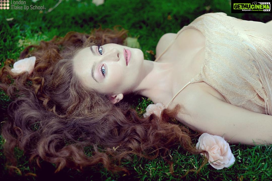 Amber Doig Thorne Instagram - πΈππΈ #natural #flowers @makeupbyzoetang #makeup #shoot London, United Kingdom