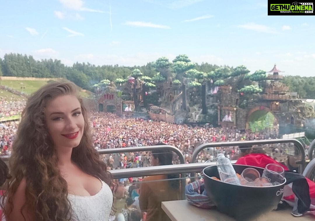 Amber Doig Thorne Instagram - Tomorrowland was the happiest place ❤️
