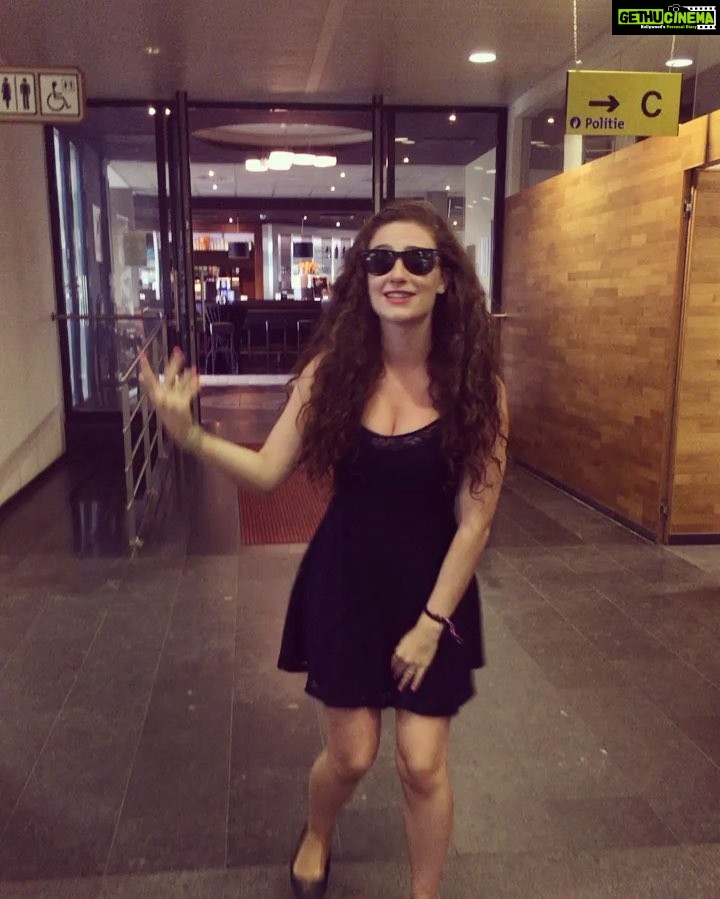 Amber Doig Thorne Instagram - When you see the opportunity at a Belgium airport... 🙊😂🙊 #BelAir