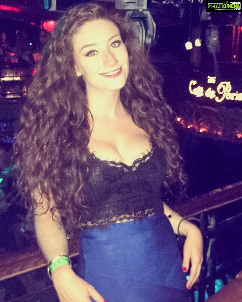 Amber Doig Thorne Instagram - 🎶 Cafe de Paris