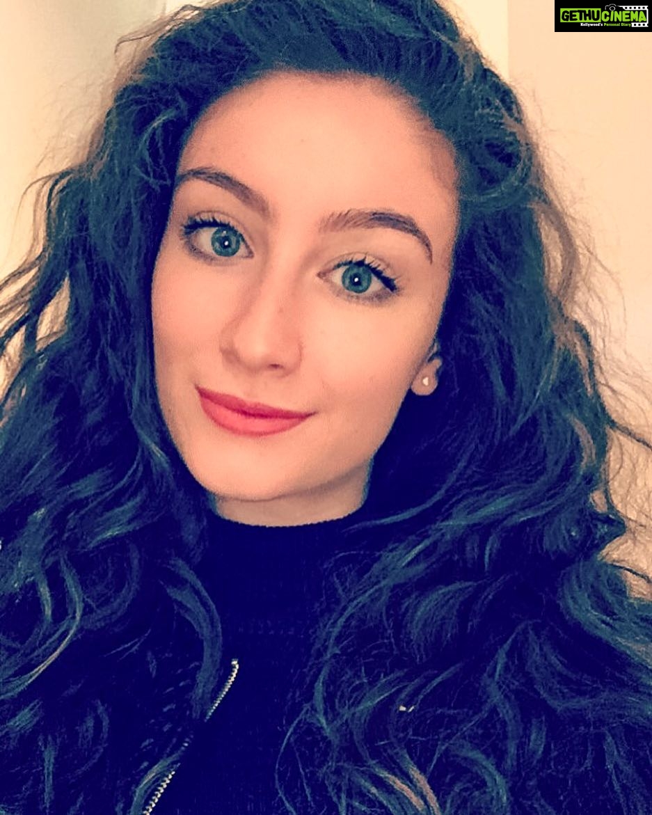 Amber Doig Thorne Instagram - Good morning 🌍🌞🌺 #myuclyear #procrastination #revisionselfie #summerball